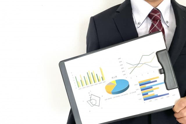 打ち合わせをする人々
